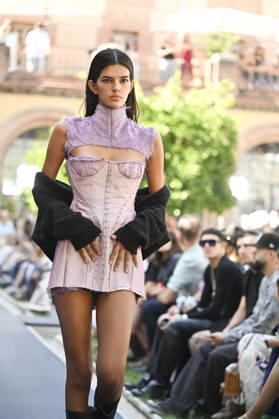 Apo Biyeyemete - Mercedes Benz Fashion Week Madrid, Spain - 19 Sep 2026 A model parades with Apo Biyeyemete a design during the Mercedes Benz Fashion Week Madrid at Cibeles Palace in Madrid. Madrid Spain Copyright: xAtilanoxGarciax xSOPAxImagesx PHOTO08808