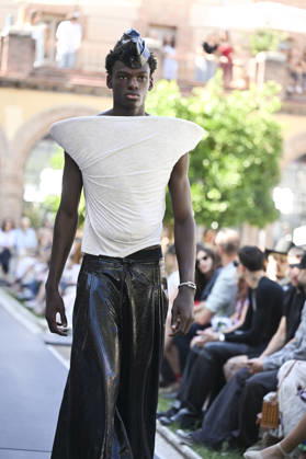 Apo Biyeyemete - Mercedes Benz Fashion Week Madrid, Spain - 19 Sep 2026 A model parades with Apo Biyeyemete a design during the Mercedes Benz Fashion Week Madrid at Cibeles Palace in Madrid. Madrid Spain Copyright: xAtilanoxGarciax xSOPAxImagesx PHOTO08809