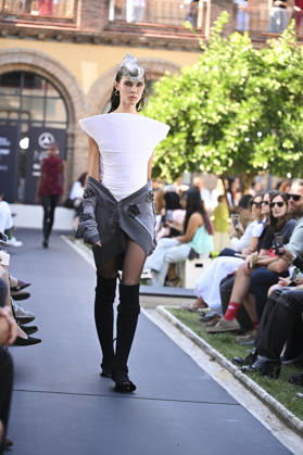 Apo Biyeyemete - Mercedes Benz Fashion Week Madrid, Spain - 19 Sep 2026 A model parades with Apo Biyeyemete a design during the Mercedes Benz Fashion Week Madrid at Cibeles Palace in Madrid. Madrid Spain Copyright: xAtilanoxGarciax xSOPAxImagesx PHOTO08810