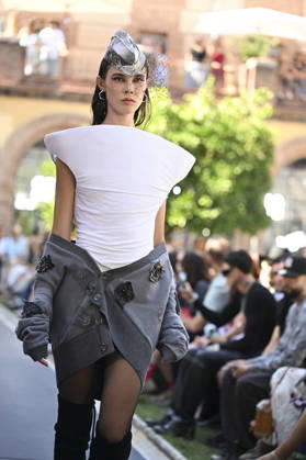 Apo Biyeyemete - Mercedes Benz Fashion Week Madrid, Spain - 19 Sep 2026 A model parades with Apo Biyeyemete a design during the Mercedes Benz Fashion Week Madrid at Cibeles Palace in Madrid. Madrid Spain Copyright: xAtilanoxGarciax xSOPAxImagesx PHOTO08811