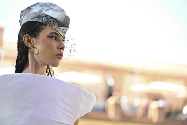 Apo Biyeyemete - Mercedes Benz Fashion Week Madrid, Spain - 19 Sep 2026 A model parades with Apo Biyeyemete a design during the Mercedes Benz Fashion Week Madrid at Cibeles Palace in Madrid. Madrid Spain Copyright: xAtilanoxGarciax xSOPAxImagesx PHOTO08812