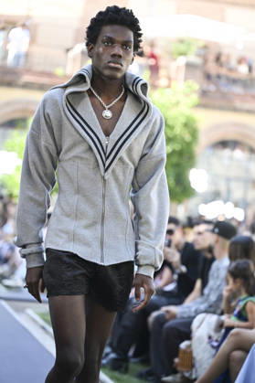 Apo Biyeyemete - Mercedes Benz Fashion Week Madrid, Spain - 19 Sep 2026 A model parades with Apo Biyeyemete a design during the Mercedes Benz Fashion Week Madrid at Cibeles Palace in Madrid. Madrid Spain Copyright: xAtilanoxGarciax xSOPAxImagesx PHOTO08814