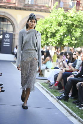 Apo Biyeyemete - Mercedes Benz Fashion Week Madrid, Spain - 19 Sep 2026 A model parades with Apo Biyeyemete a design during the Mercedes Benz Fashion Week Madrid at Cibeles Palace in Madrid. Madrid Spain Copyright: xAtilanoxGarciax xSOPAxImagesx PHOTO08815