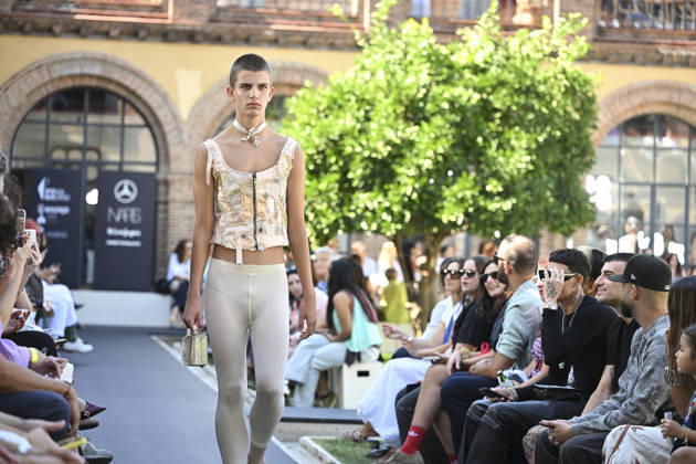 Apo Biyeyemete - Mercedes Benz Fashion Week Madrid, Spain - 19 Sep 2026 A model parades with Apo Biyeyemete a design during the Mercedes Benz Fashion Week Madrid at Cibeles Palace in Madrid. Madrid Spain Copyright: xAtilanoxGarciax xSOPAxImagesx PHOTO08817
