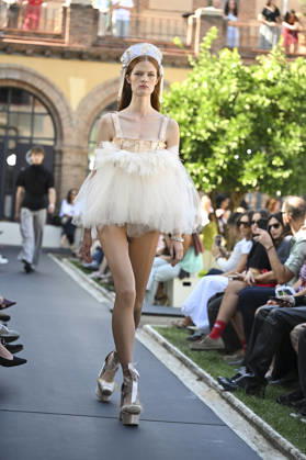 Apo Biyeyemete - Mercedes Benz Fashion Week Madrid, Spain - 19 Sep 2026 A model parades with Apo Biyeyemete a design during the Mercedes Benz Fashion Week Madrid at Cibeles Palace in Madrid. Madrid Spain Copyright: xAtilanoxGarciax xSOPAxImagesx PHOTO08818