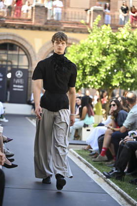 Apo Biyeyemete - Mercedes Benz Fashion Week Madrid, Spain - 19 Sep 2026 A model parades with Apo Biyeyemete a design during the Mercedes Benz Fashion Week Madrid at Cibeles Palace in Madrid. Madrid Spain Copyright: xAtilanoxGarciax xSOPAxImagesx PHOTO08820