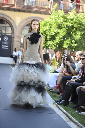 Apo Biyeyemete - Mercedes Benz Fashion Week Madrid, Spain - 19 Sep 2026 A model parades with Apo Biyeyemete a design during the Mercedes Benz Fashion Week Madrid at Cibeles Palace in Madrid. Madrid Spain Copyright: xAtilanoxGarciax xSOPAxImagesx PHOTO08821