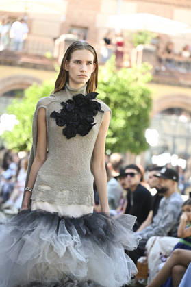 Apo Biyeyemete - Mercedes Benz Fashion Week Madrid, Spain - 19 Sep 2026 A model parades with Apo Biyeyemete a design during the Mercedes Benz Fashion Week Madrid at Cibeles Palace in Madrid. Madrid Spain Copyright: xAtilanoxGarciax xSOPAxImagesx PHOTO08822