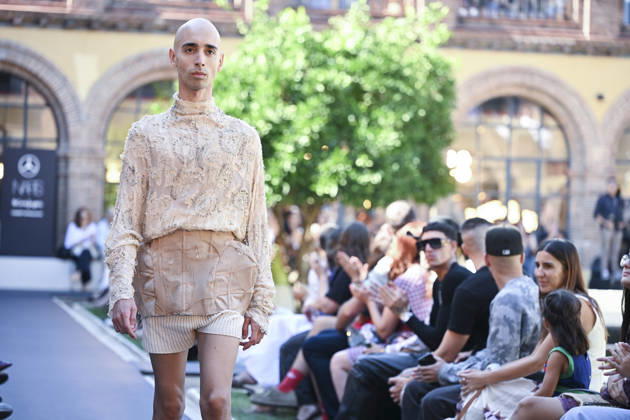 Apo Biyeyemete - Mercedes Benz Fashion Week Madrid, Spain - 19 Sep 2026 A model parades with Apo Biyeyemete a design during the Mercedes Benz Fashion Week Madrid at Cibeles Palace in Madrid. Madrid Spain Copyright: xAtilanoxGarciax xSOPAxImagesx PHOTO08824