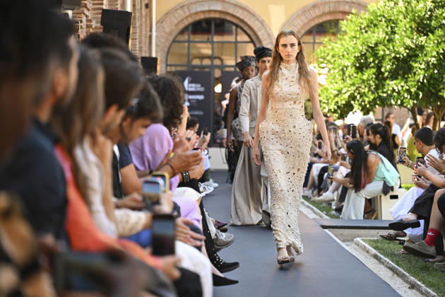 Apo Biyeyemete - Mercedes Benz Fashion Week Madrid, Spain - 19 Sep 2026 A model parades with Apo Biyeyemete a design during the Mercedes Benz Fashion Week Madrid at Cibeles Palace in Madrid. Madrid Spain Copyright: xAtilanoxGarciax xSOPAxImagesx PHOTO08825