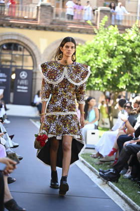 Apo Biyeyemete - Mercedes Benz Fashion Week Madrid, Spain - 19 Sep 2026 A model parades with Apo Biyeyemete a design during the Mercedes Benz Fashion Week Madrid at Cibeles Palace in Madrid. Madrid Spain Copyright: xAtilanoxGarciax xSOPAxImagesx PHOTO08828