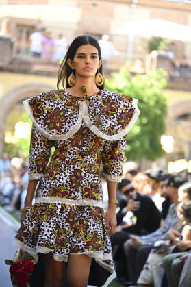 Apo Biyeyemete - Mercedes Benz Fashion Week Madrid, Spain - 19 Sep 2026 A model parades with Apo Biyeyemete a design during the Mercedes Benz Fashion Week Madrid at Cibeles Palace in Madrid. Madrid Spain Copyright: xAtilanoxGarciax xSOPAxImagesx PHOTO08829