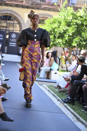 Apo Biyeyemete - Mercedes Benz Fashion Week Madrid, Spain - 19 Sep 2026 A model parades with Apo Biyeyemete a design during the Mercedes Benz Fashion Week Madrid at Cibeles Palace in Madrid. Madrid Spain Copyright: xAtilanoxGarciax xSOPAxImagesx PHOTO08830