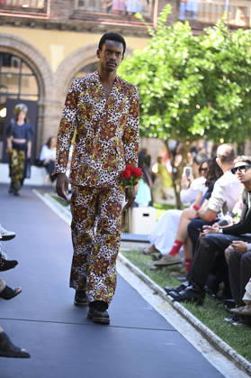 Apo Biyeyemete - Mercedes Benz Fashion Week Madrid, Spain - 19 Sep 2026 A model parades with Apo Biyeyemete a design during the Mercedes Benz Fashion Week Madrid at Cibeles Palace in Madrid. Madrid Spain Copyright: xAtilanoxGarciax xSOPAxImagesx PHOTO08831