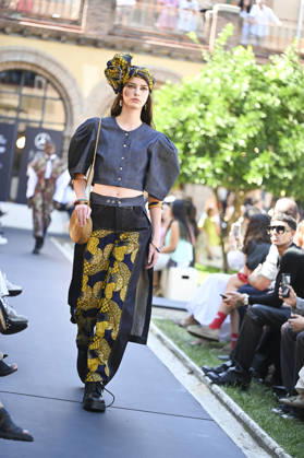 Apo Biyeyemete - Mercedes Benz Fashion Week Madrid, Spain - 19 Sep 2026 A model parades with Apo Biyeyemete a design during the Mercedes Benz Fashion Week Madrid at Cibeles Palace in Madrid. Madrid Spain Copyright: xAtilanoxGarciax xSOPAxImagesx PHOTO08833