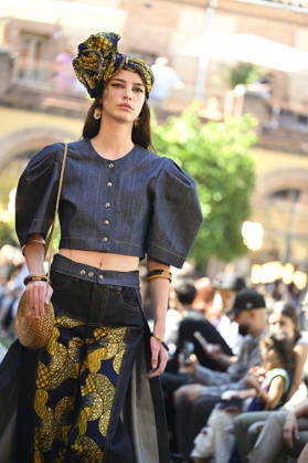 Apo Biyeyemete - Mercedes Benz Fashion Week Madrid, Spain - 19 Sep 2026 A model parades with Apo Biyeyemete a design during the Mercedes Benz Fashion Week Madrid at Cibeles Palace in Madrid. Madrid Spain Copyright: xAtilanoxGarciax xSOPAxImagesx PHOTO08834