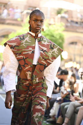 Apo Biyeyemete - Mercedes Benz Fashion Week Madrid, Spain - 19 Sep 2026 A model parades with Apo Biyeyemete a design during the Mercedes Benz Fashion Week Madrid at Cibeles Palace in Madrid. Madrid Spain Copyright: xAtilanoxGarciax xSOPAxImagesx PHOTO08835