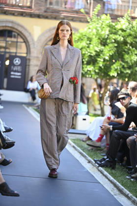 Apo Biyeyemete - Mercedes Benz Fashion Week Madrid, Spain - 19 Sep 2026 A model parades with Apo Biyeyemete a design during the Mercedes Benz Fashion Week Madrid at Cibeles Palace in Madrid. Madrid Spain Copyright: xAtilanoxGarciax xSOPAxImagesx PHOTO08836