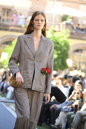 Apo Biyeyemete - Mercedes Benz Fashion Week Madrid, Spain - 19 Sep 2026 A model parades with Apo Biyeyemete a design during the Mercedes Benz Fashion Week Madrid at Cibeles Palace in Madrid. Madrid Spain Copyright: xAtilanoxGarciax xSOPAxImagesx PHOTO08837