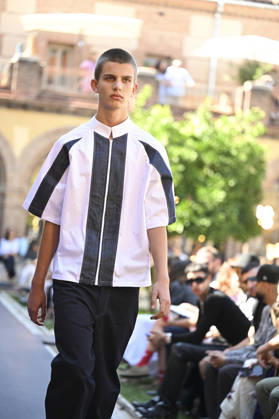 Apo Biyeyemete - Mercedes Benz Fashion Week Madrid, Spain - 19 Sep 2026 A model parades with Apo Biyeyemete a design during the Mercedes Benz Fashion Week Madrid at Cibeles Palace in Madrid. Madrid Spain Copyright: xAtilanoxGarciax xSOPAxImagesx PHOTO08838