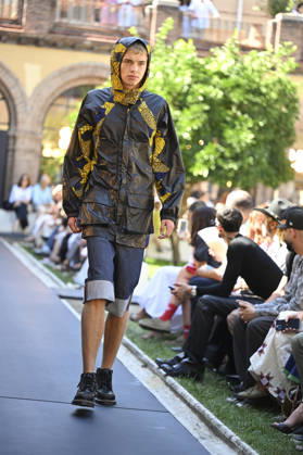 Apo Biyeyemete - Mercedes Benz Fashion Week Madrid, Spain - 19 Sep 2026 A model parades with Apo Biyeyemete a design during the Mercedes Benz Fashion Week Madrid at Cibeles Palace in Madrid. Madrid Spain Copyright: xAtilanoxGarciax xSOPAxImagesx PHOTO08839