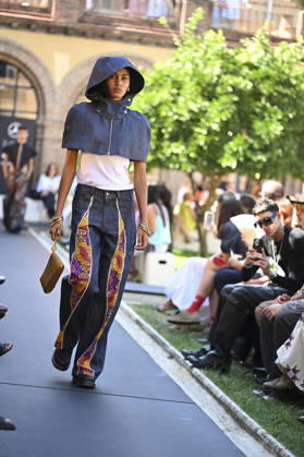 Apo Biyeyemete - Mercedes Benz Fashion Week Madrid, Spain - 19 Sep 2026 A model parades with Apo Biyeyemete a design during the Mercedes Benz Fashion Week Madrid at Cibeles Palace in Madrid. Madrid Spain Copyright: xAtilanoxGarciax xSOPAxImagesx PHOTO08840