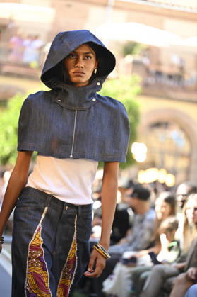 Apo Biyeyemete - Mercedes Benz Fashion Week Madrid, Spain - 19 Sep 2026 A model parades with Apo Biyeyemete a design during the Mercedes Benz Fashion Week Madrid at Cibeles Palace in Madrid. Madrid Spain Copyright: xAtilanoxGarciax xSOPAxImagesx PHOTO08841