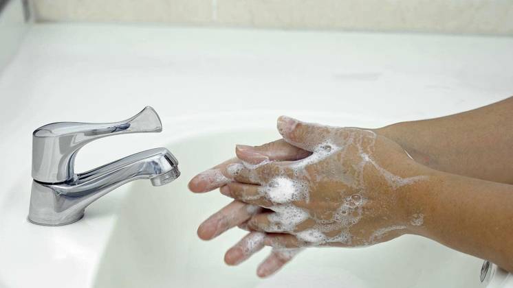7 steps hand washing - Step 3 7 Interlace fingers and rub hands together, protection from coronavirus COVID-19 infection Copyright: xvichie81x Panthermedia79393184.jpg