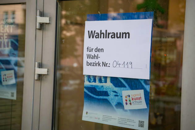 Berlin, Germany, September 20, 2026. Sign indicating the polling station for Precinct No. 04119 at a polling place for the Berlin House of Representatives election. Polling place, polling station, precinct, Berlin election, House of Representatives election, 2026 election, voting, going to the polls, democracy, voters, Election Sunday, state politics, politics, stock photo Copyright: xAlonxDavidx