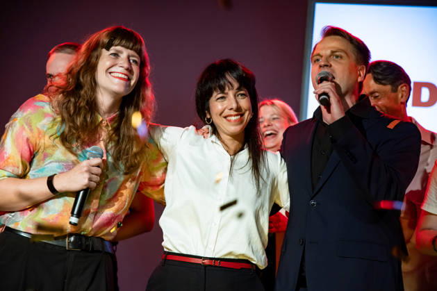 Elif Eralp C, the leading candidate for The Left, celebrates with party leaders and members at the Festsaal Kreuzberg in Berlin on September 20, 2026, following the announcement of the initial election projections for the Berlin House of Representatives. According to ARD’s initial projections, the party is expected to win 24,5 percent of the vote. The Left wins the Berlin House of Representa