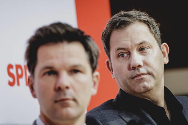 R L Lars Klingbeil, Federal Minister of Finance, and Steffen Krach, SPD’s top candidate for the Berlin House of Representatives election, photographed during a press conference in response to the state Copyright: xFlorianxGaertnerx