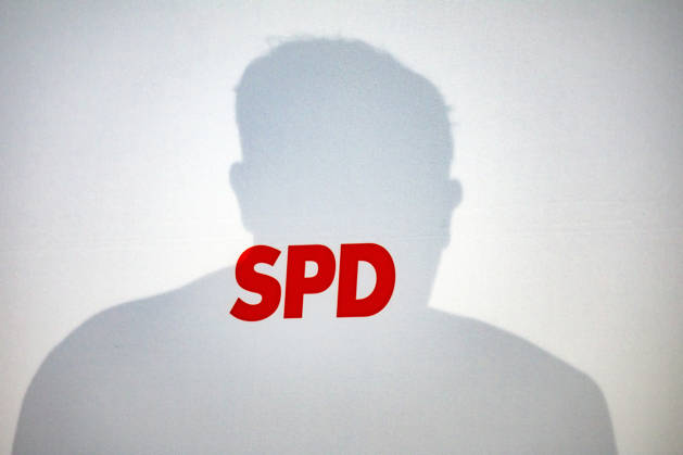 SPD Party Chairman Lars Klingbeil casts his shadow on the SPD logo during a press conference at the Willy Brandt House in Berlin on September 21, 2026: Reactions to the state elections in Mecklenburg-Western Pomerania and Berlin