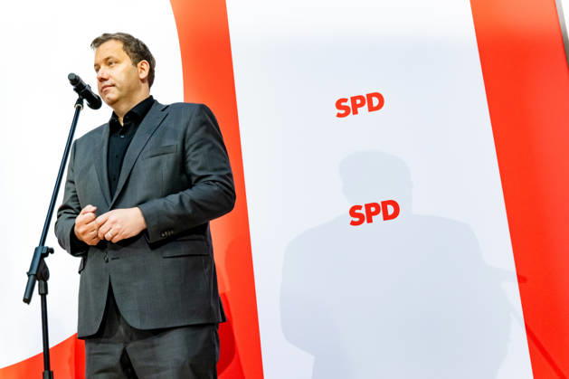 SPD Party Chairman Lars Klingbeil casts his shadow on the SPD logo during a press conference at the Willy Brandt House in Berlin on September 21, 2026: Reactions to the state elections in Mecklenburg-Western Pomerania and Berlin
