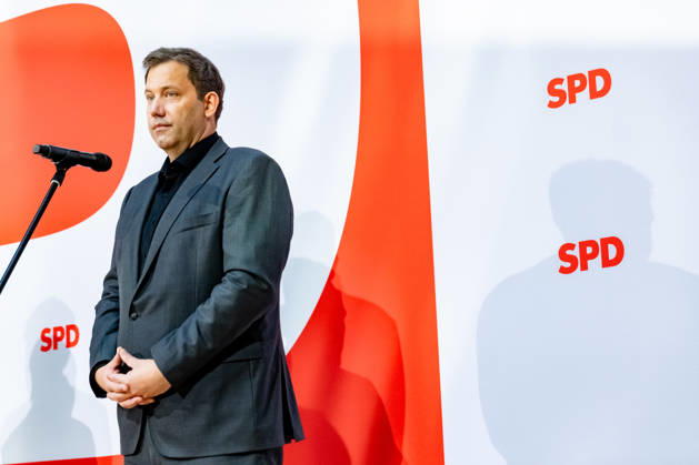 SPD Party Chairman Lars Klingbeil casts his shadow on the SPD logo during a press conference at the Willy Brandt House in Berlin on September 21, 2026: Reactions to the state elections in Mecklenburg-Western Pomerania and Berlin