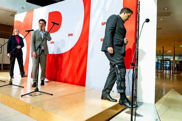 SPD party leaders Bärbel Bas (L) and Lars Klingbeil (R), along with the SPD’s top candidates in Mecklenburg-Western Pomerania, Manuela Schwesig (2L), and in Berlin, Steffen Krach (2R), leave a press conference at the Willy Brandt House in Berlin on September 21, 2026 Reactions to the state elections in Mecklenburg-Western Pomerania and Berlin