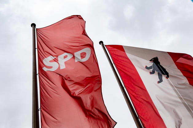 SPD and Berlin flags against a cloudy sky in front of the Willy Brandt House in Berlin on September 21, 2026 Reactions to the state elections in Mecklenburg-Western Pomerania and Berlin
