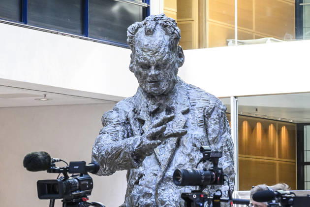 In the photo, from left: Statue of Willy Brandt in the atrium, GER, Berlin; SPD press conference following the elections in Berlin and Mecklenburg-Western Pomerania (MV), in the atrium of the Willy Brandt House, Wilhelmstraße 141, 10963 Berlin, September 21, 2026, Copyright: HMBxMedia UwexKoch