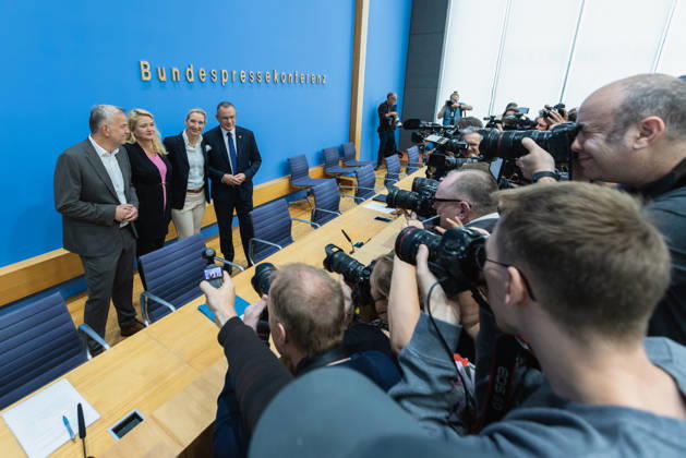 AfD - Auswirkungen der Landtagswahlen in Berlin und Mecklenburg-Vorpommern auf die Bundespolitik. Deutschland, Berlin am 21. September 2026 Einen Tag nach den Erfolgen der AfD bei den Landtagswahlen in Mecklenburg-Vorpommern und der Wahl zum Berliner Abgeordnetenhaus stellen sich die AfD-Vorsitzenden gemeinsam mit den Spitzenkandidaten Leif-Erik Holm und Kristin Brinker in der Bundespressekonferenz den Fragen der Presse. Im Bild: Leif-Erik Holm, AfD-Kandidat für das Amt des Ministerpräsidenten in Mecklenburg-Vorpommern. Kristin Brinker, AfD-Spitzenkandidatin für Berlin. Tino Chrupalla, Bundessprecher der AfD und Co-Vorsitzender der AfD-Fraktion im Deutschen Bundestag. Alice Weidel, Bundessprecherin der AfD und Co-Vorsitzende der Af