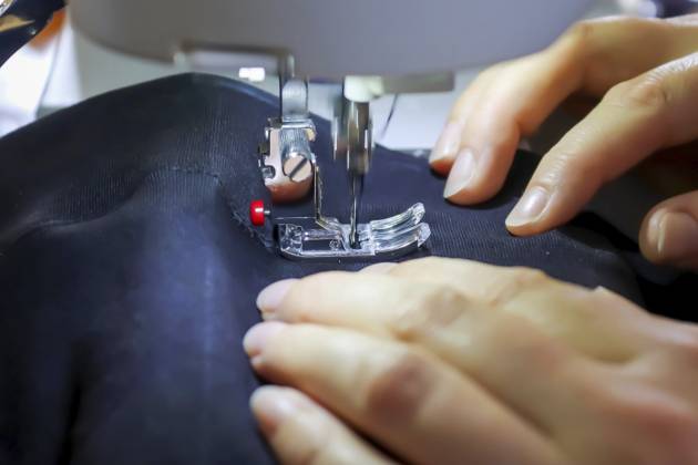 Nähkonzept. Weibliche Hände arbeiten an einer modernen Nähmaschine mit einigen Stoffen und Textilien Sewing concept. Female hands working at a modern sewing machine with some fabrics and textiles Copyright: imageBROKER MPfoto71 ibxpie19186246.jpg