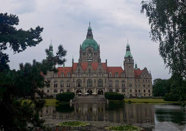 Hanover, Lower Saxony, Germany, Europe The New City Hall of Hanover is reflected in the Maschteich pond. The historic city hall facade, with its striking dome and towers, is framed by parks and trees. In the foreground is the pond with aquatic plants and reflections. Documentary photograph of a well-known landmark of the state capital, Hanover. Copyright: xAymanxAlahmedx