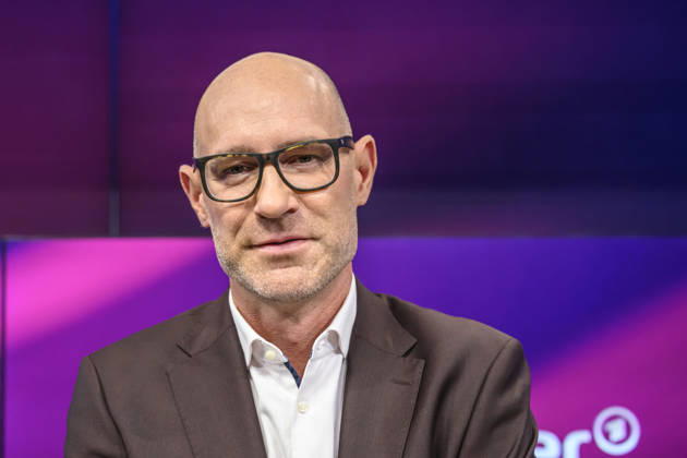 Pictured, from left: Lars Sänger, MDR, GER, Berlin, studio, guest on Maischberger, political talk show, TV, program, with host Sandra Maischberger, Das Erste, from Studio 20 in Adlershof, September 22, 2026, Copyright: HMBxMedia UwexKoch