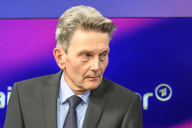 Pictured from left: Rolf Mützenich, SPD, former parliamentary group leader, GER, Berlin, studio, guest on *Maischberger*, political talk show, TV, program, with host Sandra Maischberger, Das Erste, from Studio 20 in Adlershof, September 22, 2026, Copyright: HMBxMedia UwexKoch