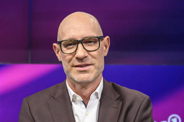 Pictured, from left: Lars Sänger, MDR, Germany, Berlin, studio, guest on Maischberger, political talk show, TV, program, with host Sandra Maischberger, Das Erste, from Studio 20 in Adlershof, September 22, 2026, Copyright: HMBxMedia UwexKoch