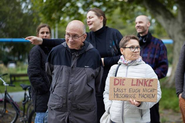State Party Convention of Die Linke ** FOR EDITORIAL PURPOSES ONLY ** EDITORIAL USE ONLY ** p A rally is taking place in front of the building as part of the State Party Convention of Die Linke. Germany, Berlin, Berlin. Copyright JörgxCarstensen Copyright: JörgxCarstensen doc87r9l5x43i0f3ejv7qd ,EDITORIAL USE ONLY Copyright: JörgxCarstensen