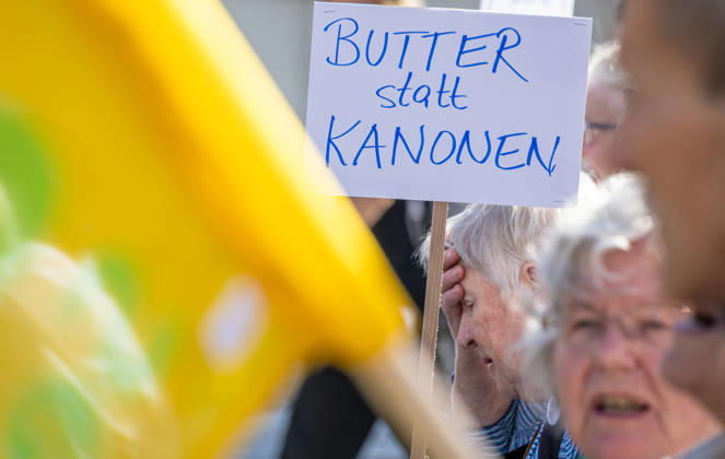 Social protests organized by the DGB, Germany, Berlin, September 26, 2026. Retirees protest: Butter instead of guns. There’s enough for everyone, and Merz must go. Posters, banners, and slogans against the federal government’s cuts to social benefits. Cutting social benefits, Nationwide social protests organized by the DGB and its