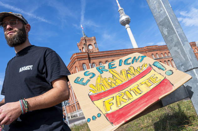 Social protests organized by the DGB EUR, Germany, Berlin, September 26, 2026 There’s Enough for Everyone, and Merz Must Go —posters, banners, and slogans against the federal government’s cuts to social benefits. Cutting Social Benefits —nationwide social protests organized by the DGB and its member unions under the slogan You’ve Earned It: Your Work, Your Health, Your Pension