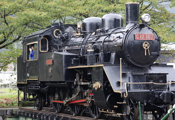 Princess Kako in Tottori Pref. Japanese Princess Kako waves from inside a steam locomotive in Wakasa in Tottori Prefecture, western Japan, on Sept. 26, 2026. (Pool photo)  A14AA0005628851P