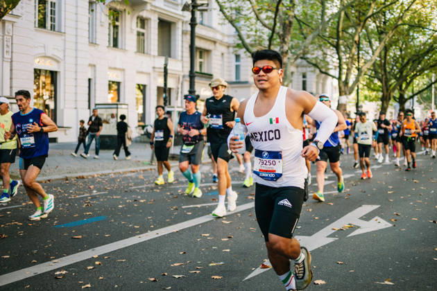 Highlights from the 52nd BMW BERLIN MARATHON on September 27, 2026, in Berlin: Runners on the marathon course and spectators lining the route of the 2026 BMW Berlin Marathon