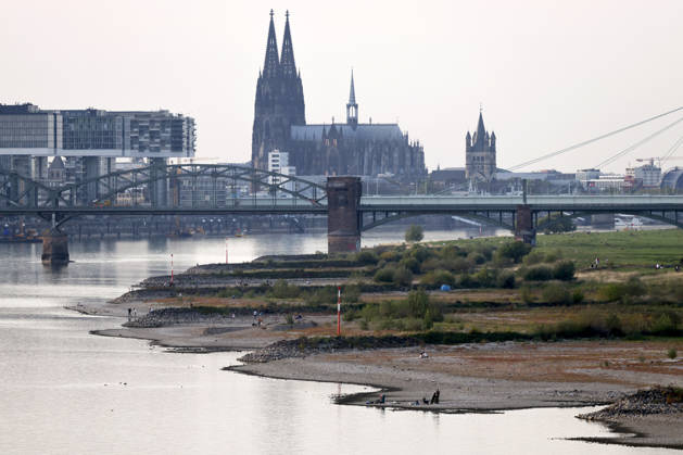 Low Water Levels at Cologne Poll: The Rhine water level in Cologne has fallen to a new all-time low. On Sunday, the water level dropped to 40 centimeters during low water. This fell below the previous record of 44 centimeters. Featured image, stock photo: Cologne, September 27, 2026, North Rhine-Westphalia, Germany Copyright: xChristophxHardtx