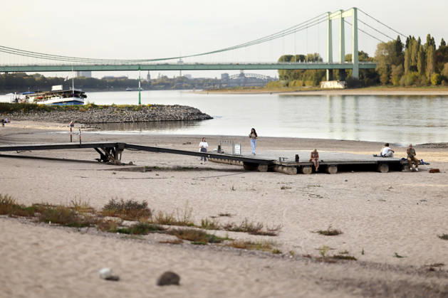 Low Water Levels Near Cologne-Rodenkirchen: The Rhine water level in Cologne has once again fallen to a new all-time low. On Sunday, during low water, the level dropped to 40 centimeters, falling below the previous record of 44 centimeters. Featured image, stock photo: Cologne, September 27, 2026, North Rhine-Westphalia, Germany Copyright: xChristophxHardtx